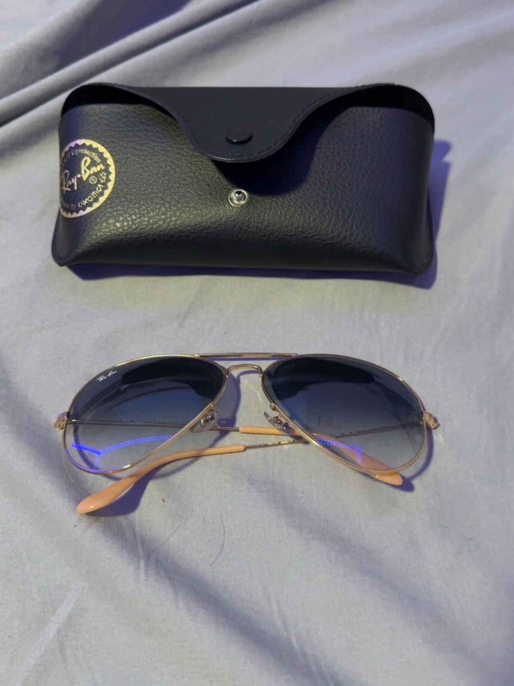 Ray-Ban Gold Aviator Sunglasses with Black Gradient Lenses and Pink Temples